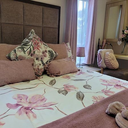 Beautiful 2 Bedroom Caravan, Holiday Park Tenby Saint Florence Exteriör bild