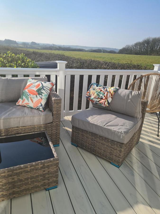 Beautiful 2 Bedroom Caravan, Holiday Park Tenby Saint Florence Exteriör bild