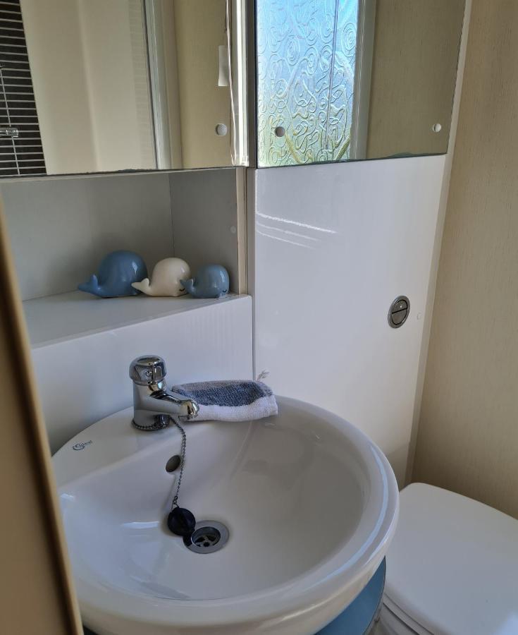 Beautiful 2 Bedroom Caravan, Holiday Park Tenby Saint Florence Exteriör bild