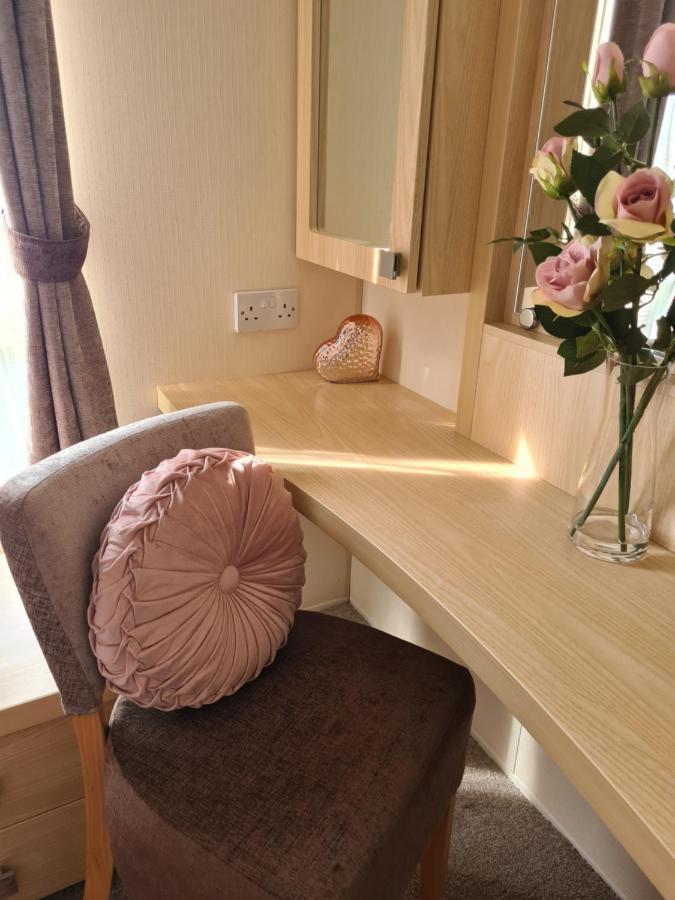 Beautiful 2 Bedroom Caravan, Holiday Park Tenby Saint Florence Exteriör bild
