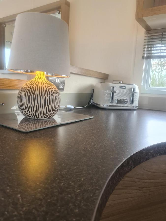 Beautiful 2 Bedroom Caravan, Holiday Park Tenby Saint Florence Exteriör bild
