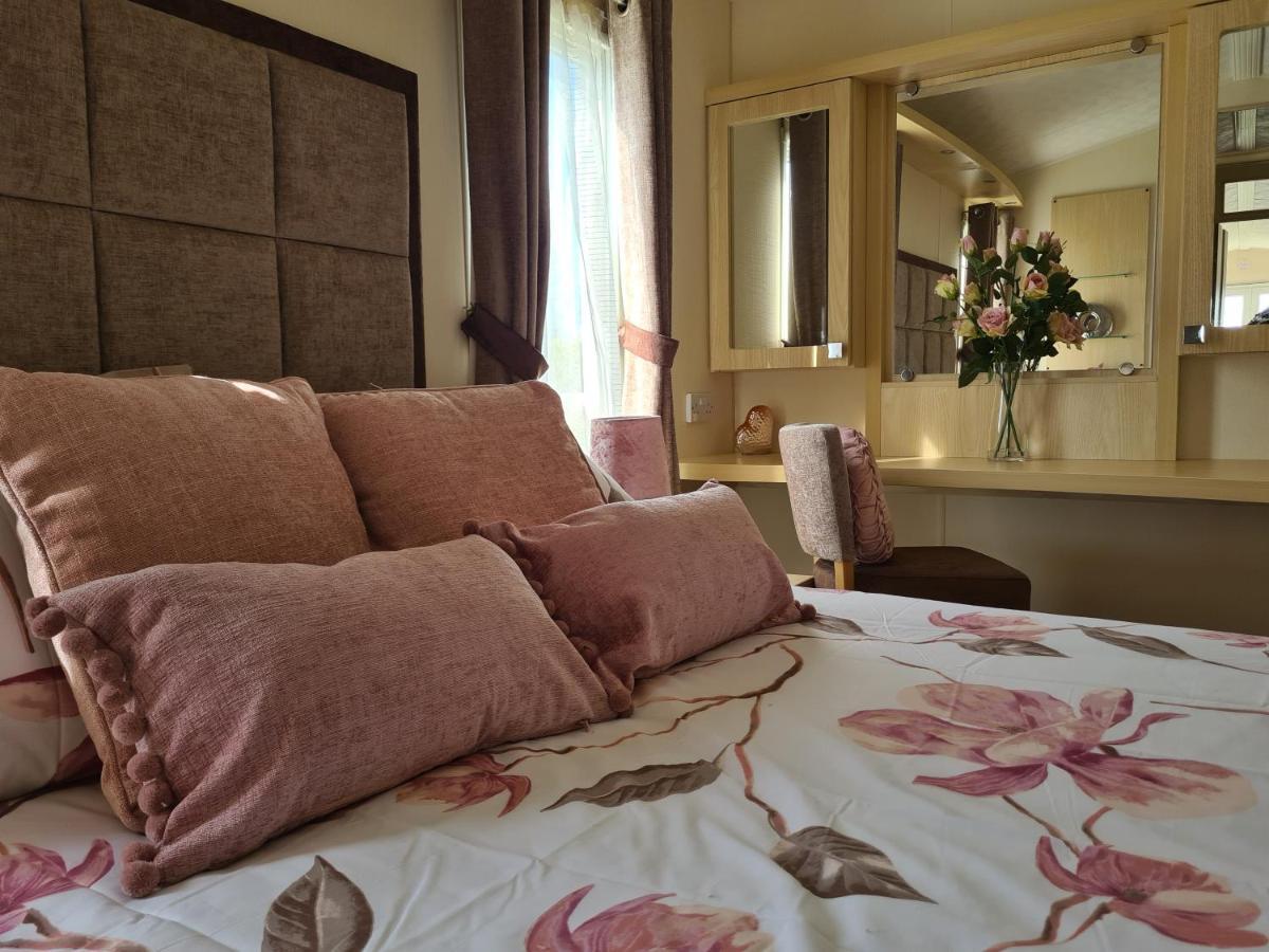 Beautiful 2 Bedroom Caravan, Holiday Park Tenby Saint Florence Exteriör bild