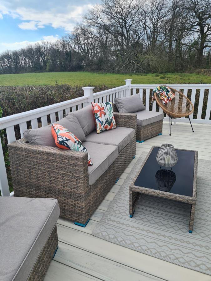 Beautiful 2 Bedroom Caravan, Holiday Park Tenby Saint Florence Exteriör bild