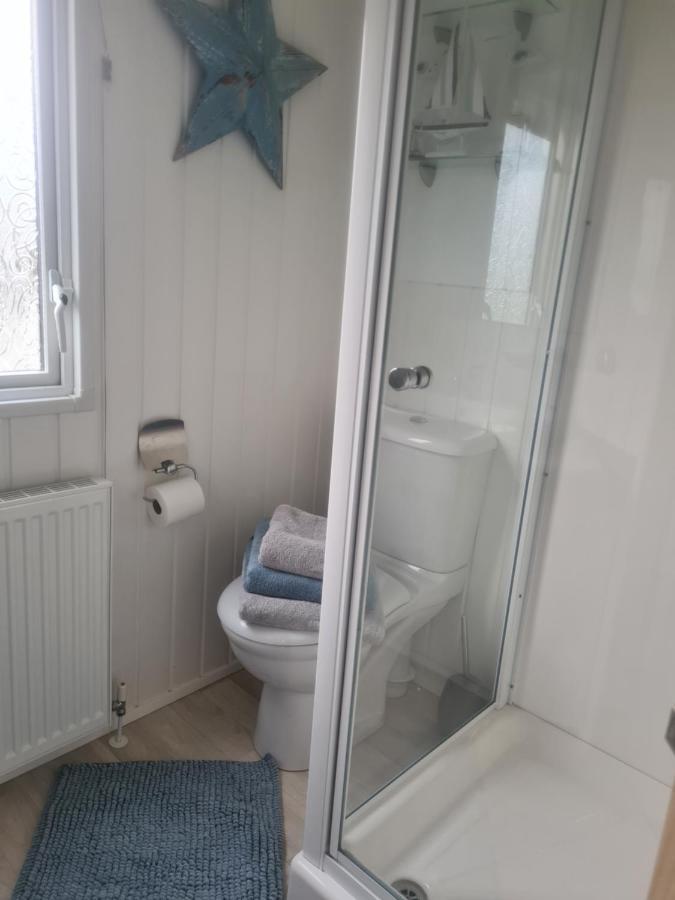 Beautiful 2 Bedroom Caravan, Holiday Park Tenby Saint Florence Exteriör bild