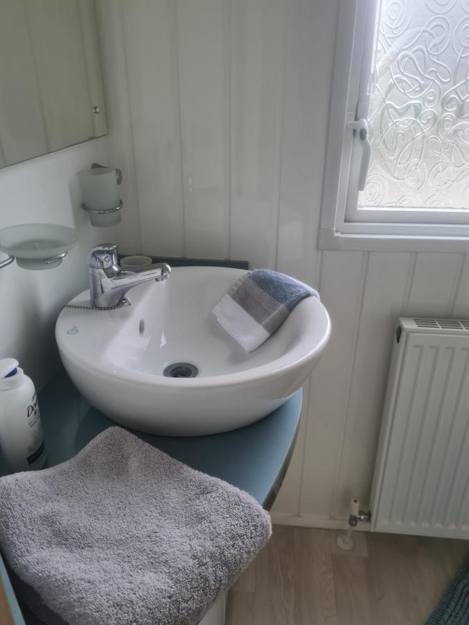 Beautiful 2 Bedroom Caravan, Holiday Park Tenby Saint Florence Exteriör bild