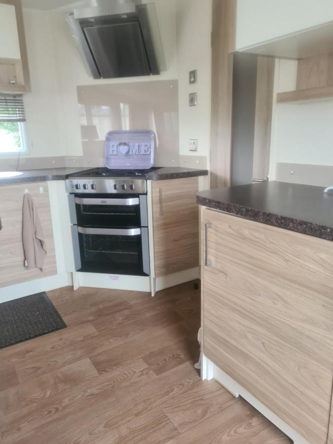Beautiful 2 Bedroom Caravan, Holiday Park Tenby Saint Florence Exteriör bild