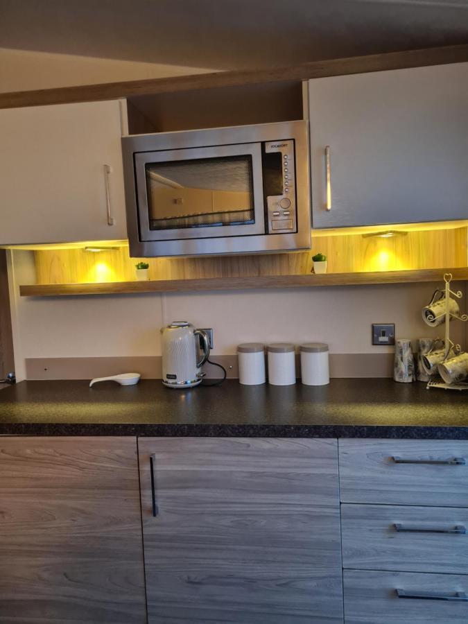 Beautiful 2 Bedroom Caravan, Holiday Park Tenby Saint Florence Exteriör bild