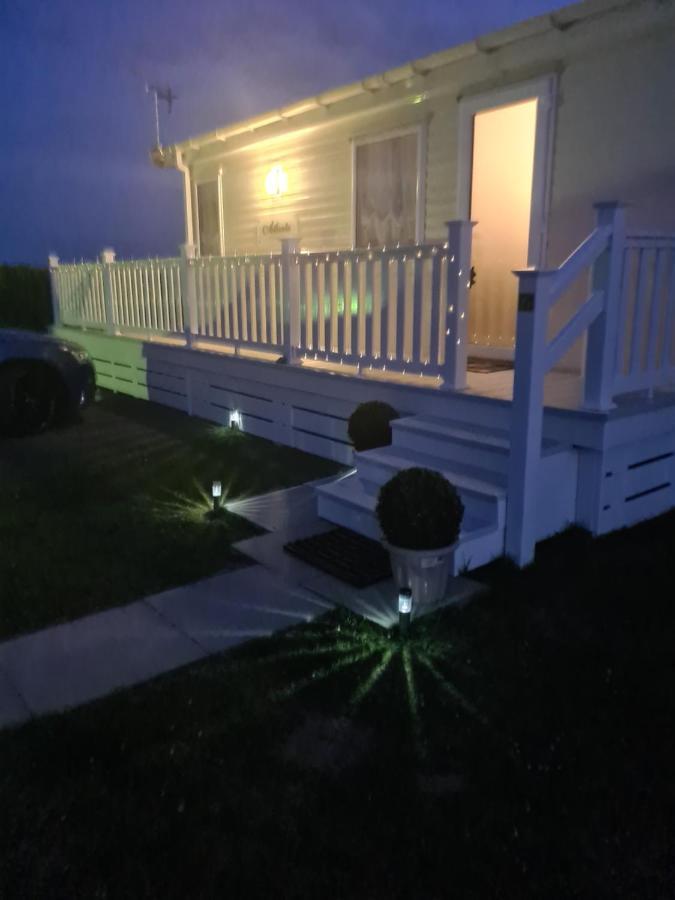 Beautiful 2 Bedroom Caravan, Holiday Park Tenby Saint Florence Exteriör bild