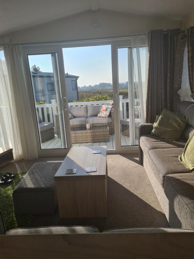 Beautiful 2 Bedroom Caravan, Holiday Park Tenby Saint Florence Exteriör bild