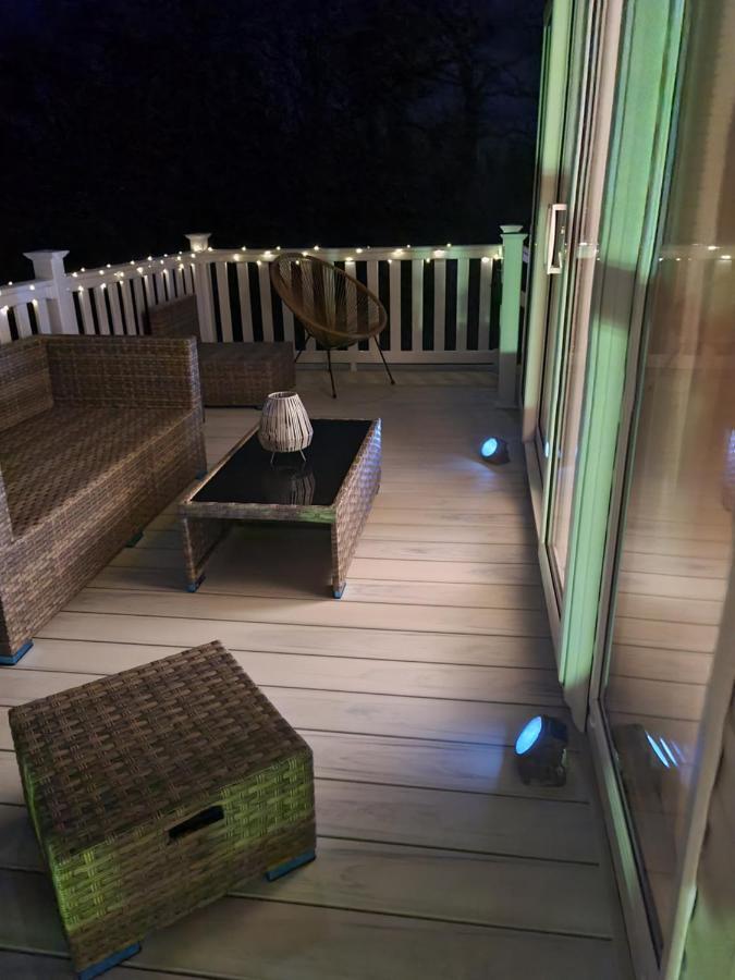 Beautiful 2 Bedroom Caravan, Holiday Park Tenby Saint Florence Exteriör bild