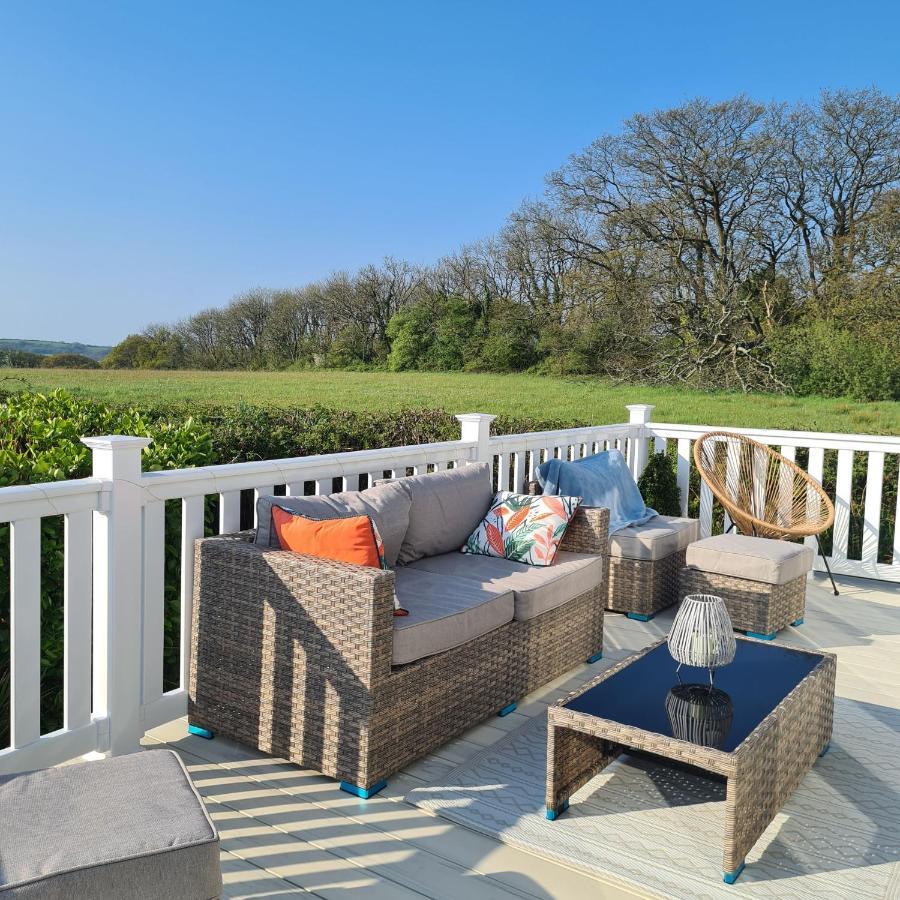 Beautiful 2 Bedroom Caravan, Holiday Park Tenby Saint Florence Exteriör bild