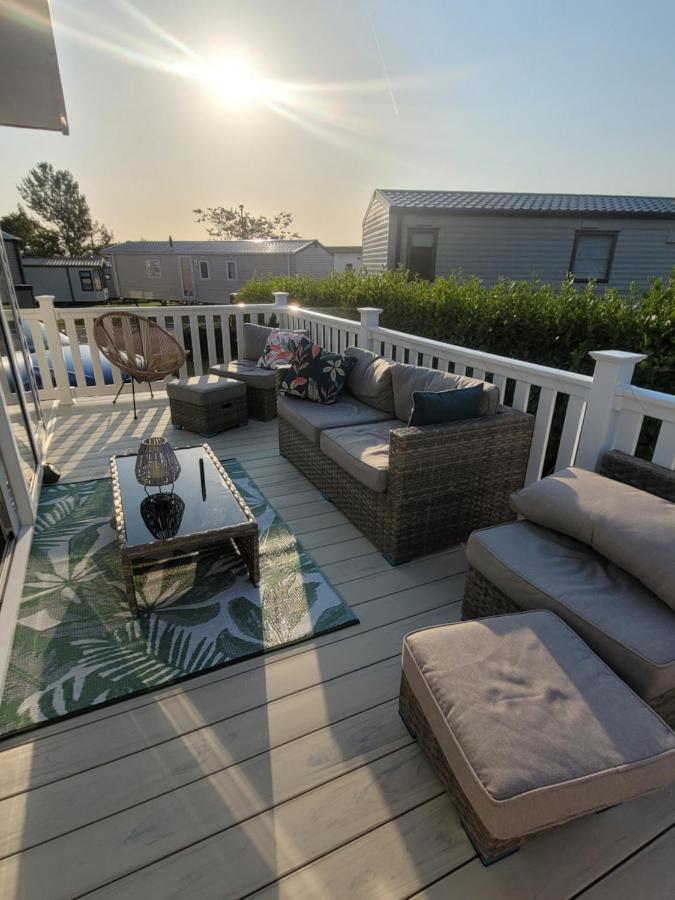 Beautiful 2 Bedroom Caravan, Holiday Park Tenby Saint Florence Exteriör bild