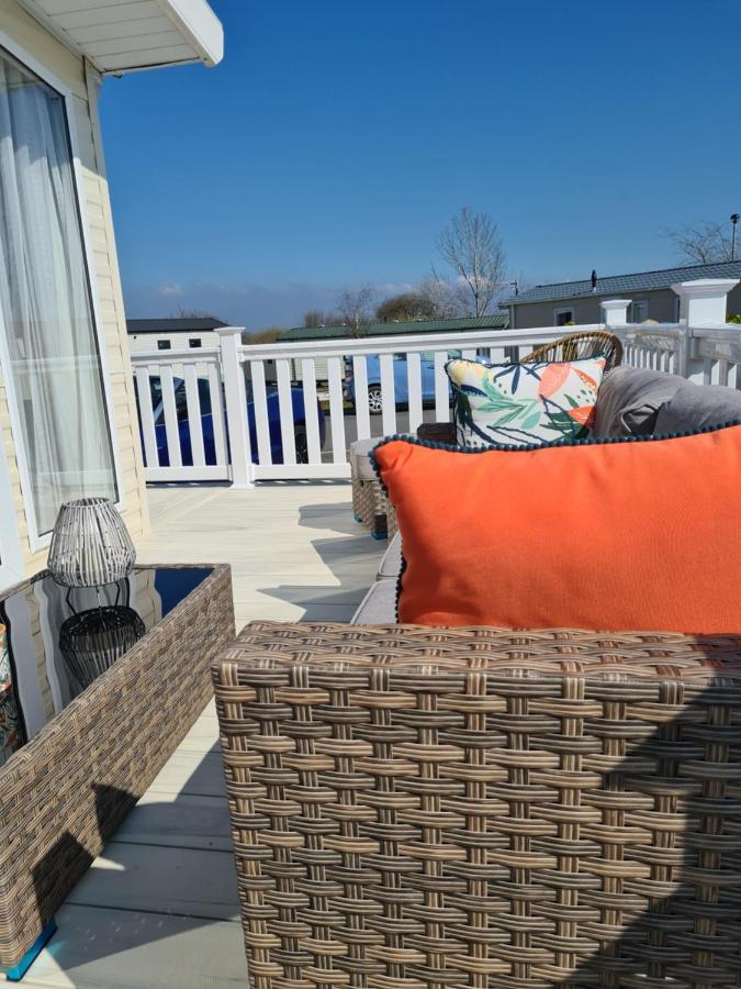 Beautiful 2 Bedroom Caravan, Holiday Park Tenby Saint Florence Exteriör bild