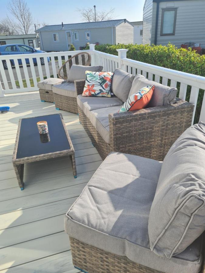 Beautiful 2 Bedroom Caravan, Holiday Park Tenby Saint Florence Exteriör bild