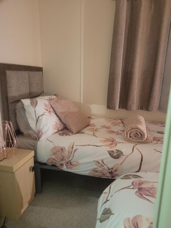 Beautiful 2 Bedroom Caravan, Holiday Park Tenby Saint Florence Exteriör bild