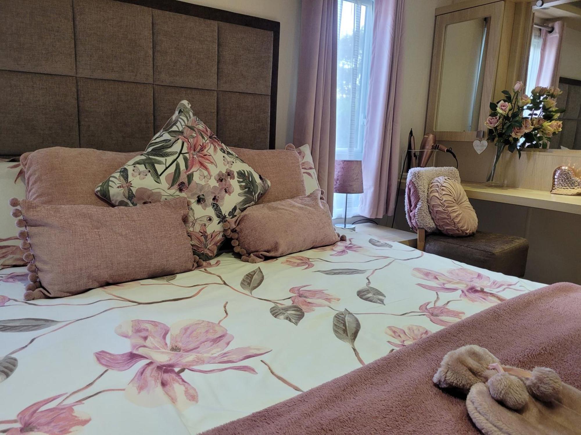 Beautiful 2 Bedroom Caravan, Holiday Park Tenby Saint Florence Exteriör bild