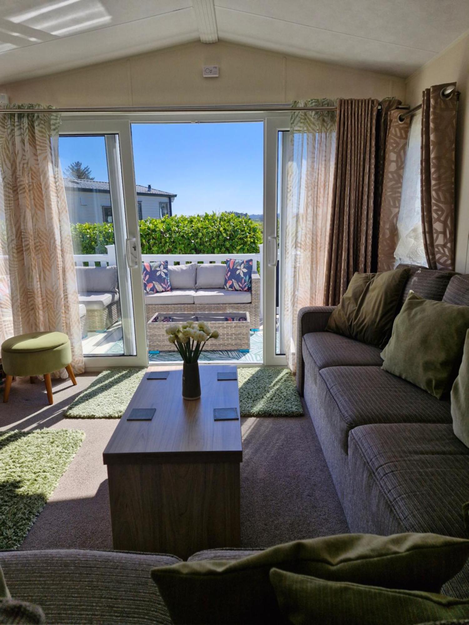 Beautiful 2 Bedroom Caravan, Holiday Park Tenby Saint Florence Exteriör bild